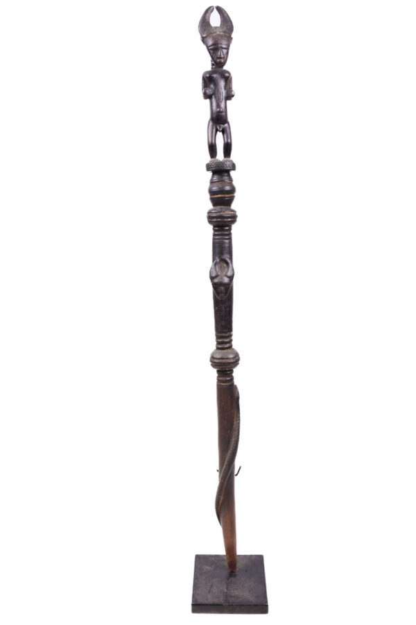 Power Stick / Scepter - Wood - Djimini - Ivory CoastCountry: Mali Material: Wood Period: Mid 20th century Sold with stand: No Dimensions: 138x6x6 cm Weight: 1700 gram Condition: Good condition, used with some signs of wear